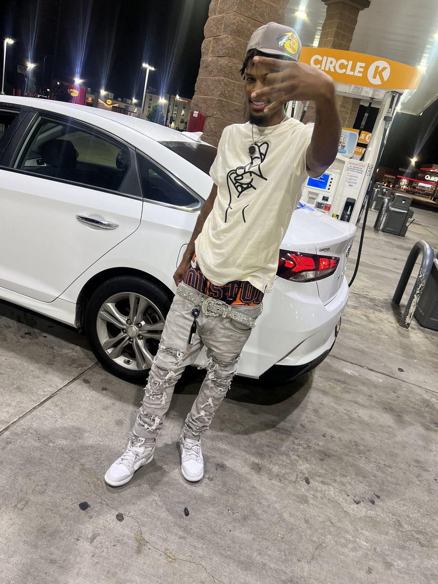 __cameronj's tweet photo. I Be Tellin Them Ho’s In My City 🗣️, Ian With That Bm Shii 🥱. 🥷 This Shii BreadGang 💰 The Loaf Boys Finna Take Ova The Industry 💰🦅🖤.
#GG 
#virals
#DroppingAugust4th. https://t.co/444PLk29G6