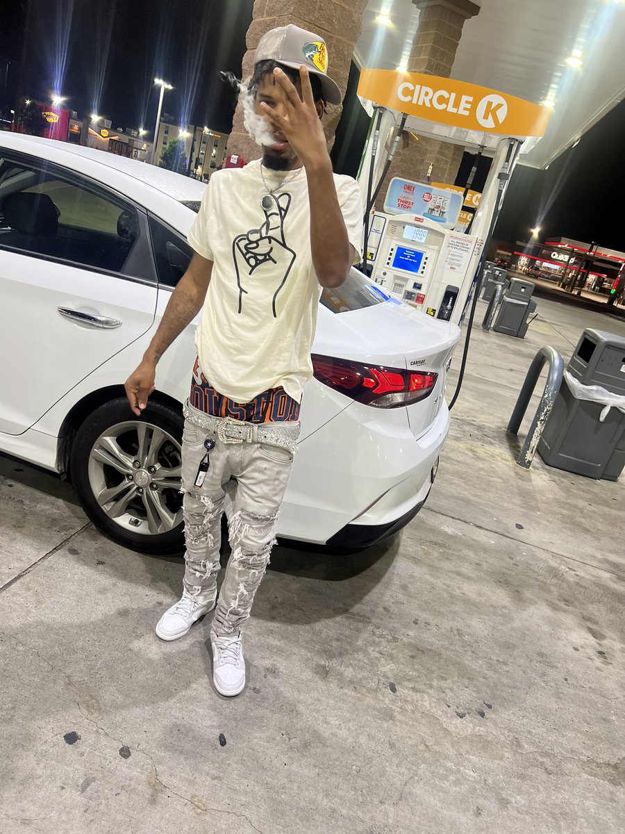 __cameronj's tweet photo. I Be Tellin Them Ho’s In My City 🗣️, Ian With That Bm Shii 🥱. 🥷 This Shii BreadGang 💰 The Loaf Boys Finna Take Ova The Industry 💰🦅🖤.
#GG 
#virals
#DroppingAugust4th. https://t.co/444PLk29G6
