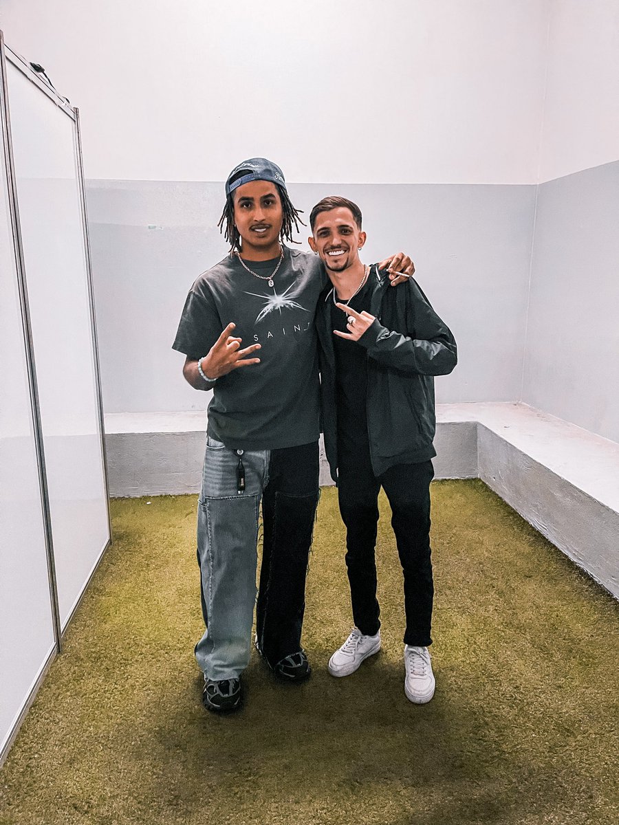 Elymaximoo's tweet photo. Conheci o homi depois de 5 anos escutando ele 🥺

(E ainda mostrei a tatuagem da música anos luz kkkk)

Parece bobagem, mas realizei um dos meus sonhos, é isso galera!

@matue30 https://t.co/vlvuvtHwQ5