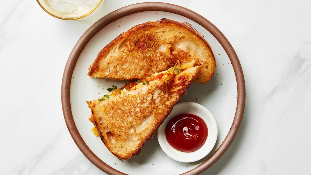 Paneer is perfect for this truly next-level toasted sandwich recipe. trib.al/kKX0Fok