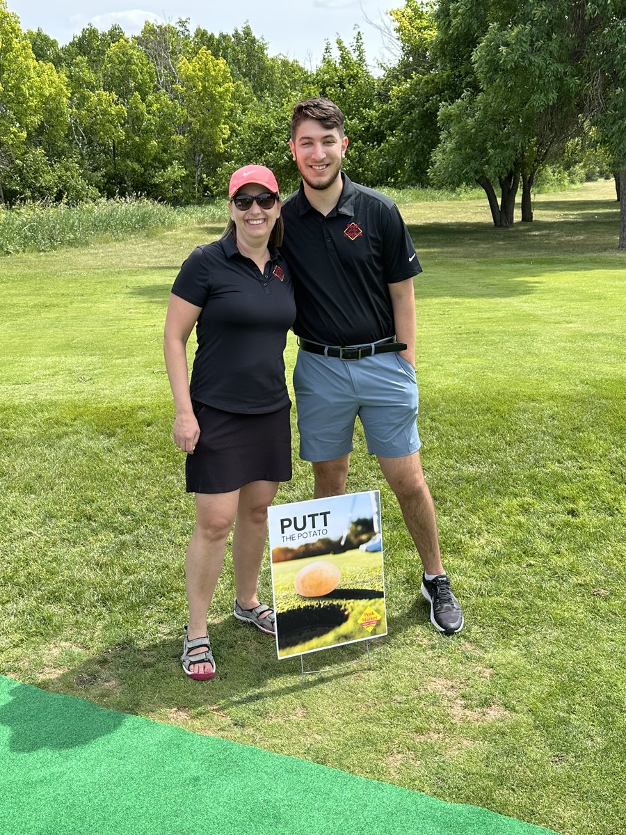 PeakoftheMarket's tweet photo. Attendees of the @assiniboiacc 3rd Annual Member Drive Golf Event were challenged to "Putt the Potato" on the 11th Hole today⛳🥔
Thanks to Summer Student, Kian, for helping out on the course! https://t.co/cND8TK8TlQ