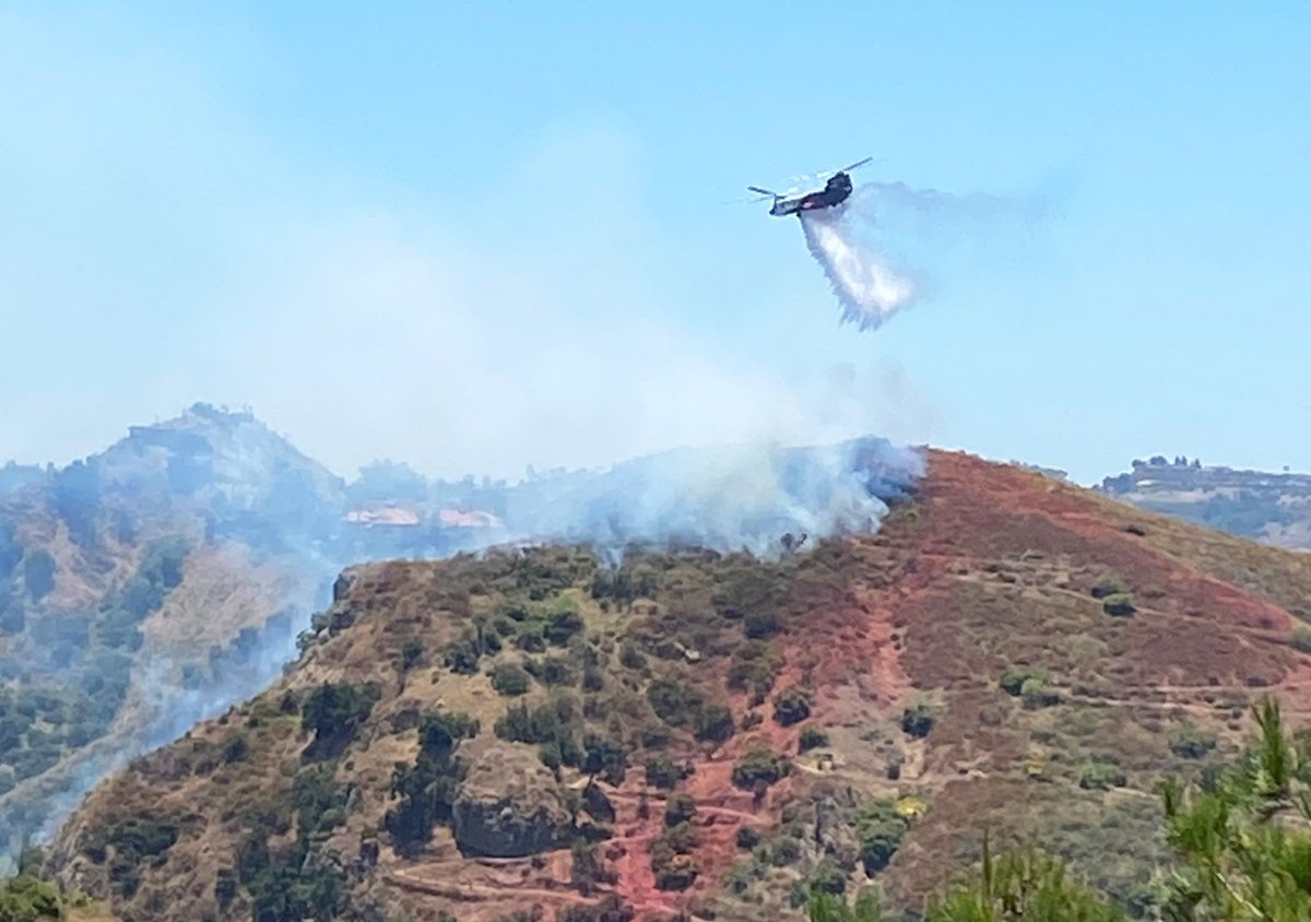 City_of_Anaheim's tweet photo. Firefighters from @orange_city_fd, @AnaheimFire and @OCFireAuthority have stopped forward progress on #SerranoFire.

Firefighters continue to work the incident. There is no immediate threat to Anaheim but a reminder to be fire alert, aware and ready. https://t.co/llLwb8pSxV