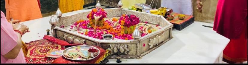 GdChahar's tweet photo. आदरणीय श्रीमती महारानी पक्षालिका सिंह जी एवं कैलाश मंदिर के महंत परम मित्र श्रीमान गौरव गिरी जी के साथ भोलेनाथ का रूद्र अभिषेक करने का सौभाग्य प्राप्त हुआ 🙏 https://t.co/Zj1sJpvQak