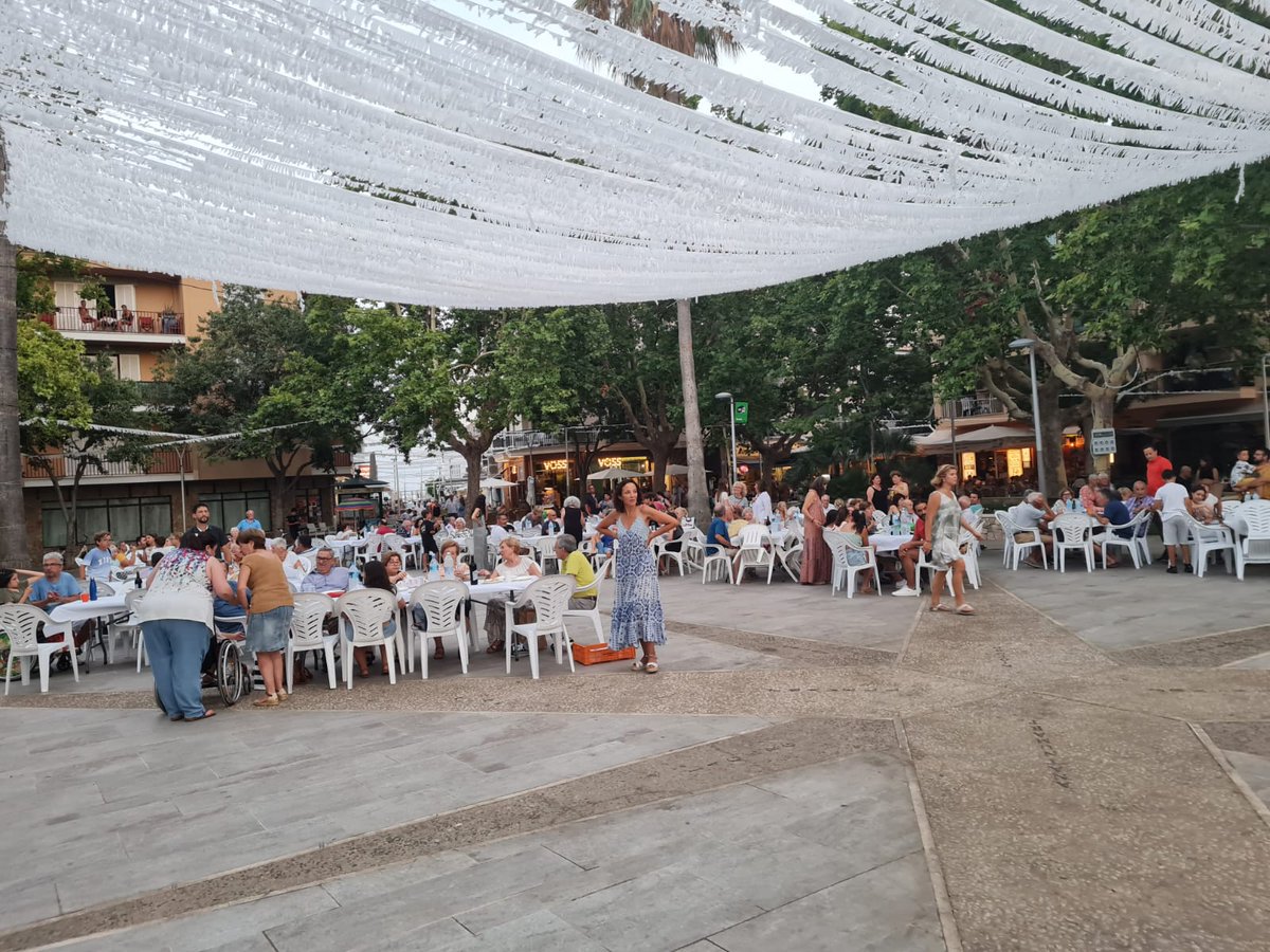 Un vespre fantàstic al Port de Pollença, sopar solidari a favor d'Abaimar, aprofitam per agrair la magnífica feina d'aquesta entitat.  Amb la companyia del Batle Martí March i la més guapa, inteligent i socialista <a href="/BeaGamundi_83/">Bea Gamundí Molina</a> 
#EstiusALaFresca
#BonaCompanyia