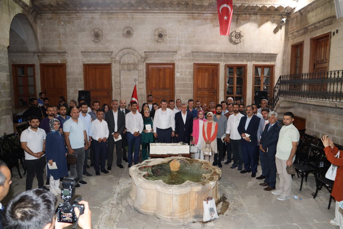 mehmetkusnet's tweet photo. Şanlıurfa Valiliğimizin himayelerinde gerçekleşen “Öğretmenim, Sen Yaz Urfa Okusun” projesi kapsamında düzenlenen yarışmada, eserleri seçilen öğretmenlerimizle ev sahipliğimizde bir araya geldik.

Geleceğimizin mimarı kıymetli öğretmenlerimizi canı gönülden kutluyorum. https://t.co/pdSEnYzKXG