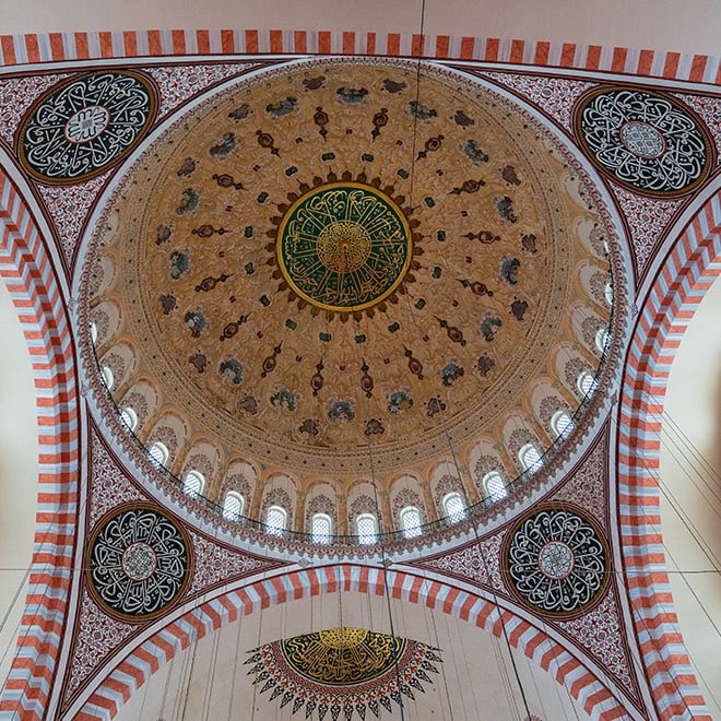 Süleymaniye Camisi'nin ana kubbesinden...

"Allah göklerin ve yerin nûrudur."

Nur, 35