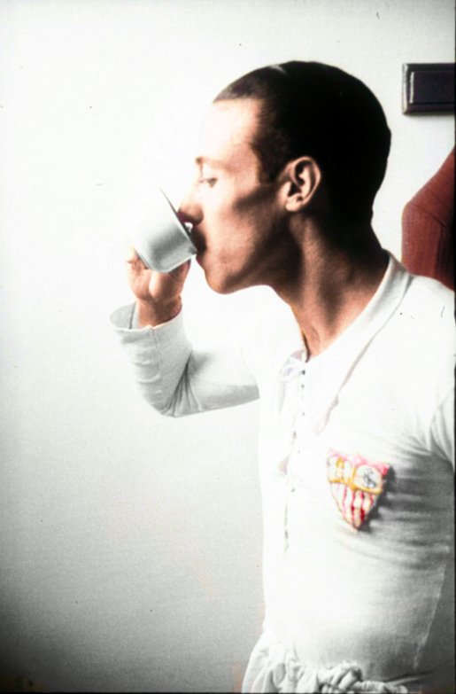 nostalgiafutbo4's tweet photo. Raimundo Blanco, Sevilla FC, apurando un café  antes de saltar al campo. 1941. https://t.co/efQXQPLthV