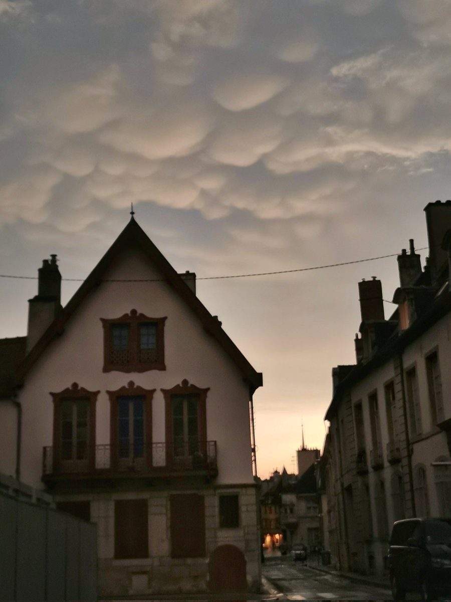MarineClk's tweet photo. Des #nuages #mammatus aperçus ce soir à #Dijon #orages @dijon @OrMeteo @meteofrance https://t.co/n4SP34tgOI