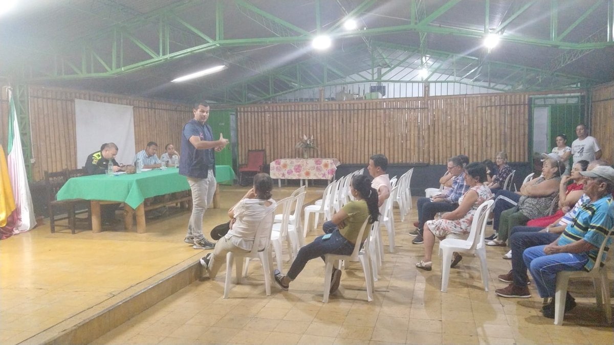 PersoneriaTeb's tweet photo. En acompañamiento consejo comunitario en Pizamos, el Personero Municipal Jorge Triana enfatizó en las oportunidades a jóvenes y adolescentes en materia educativa, deportiva, cultural y recreativa al igual que el deber y responsabilidad de padres de familia en el asunto. https://t.co/3VrItuqfel