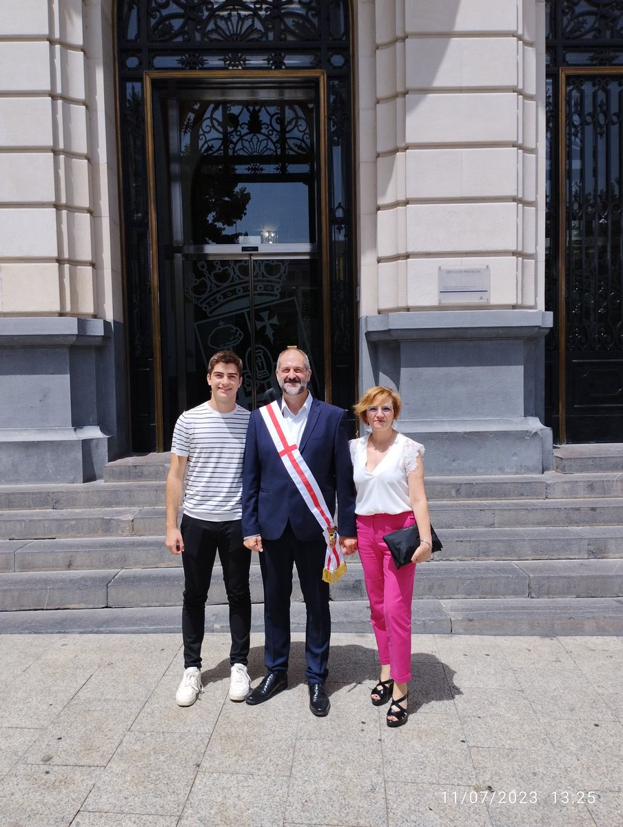 Hoy comienzo una nueva etapa como diputado provincial de Zaragoza. Estoy feliz y con muchas ganas de trabajar por los pueblos de Zaragoza. Hoy he estado muy bien arropado con mi familia y mis compañer@s de <a href="/chunta/">Chunta Aragonesista</a> Gracias <a href="/isabelasobras/">Isabel Lasobras</a> <a href="/JoaquinPalacin/">Joaquín Palacín IIII</a> <a href="/Lorienlatorreee/">lorienlatorre</a>