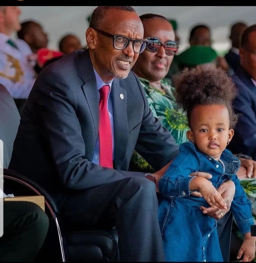 EHIGA7's tweet photo. This picture of H.E #Paulkagame #firstladyrwanda and grand daughter deserves 10000 likes. #Rwanda 👏👏👏👏☑☑☑ https://t.co/33zTWlGIwF