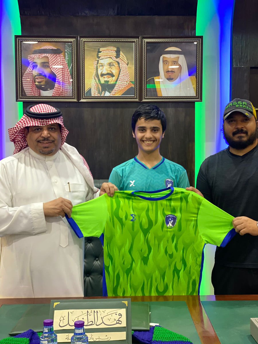 alshullaclub's tweet photo. ☑️ وقع اليوم الحارس عايد العنزي في سجلات نادي #الشعلة فئة البراعم وذلك بحضور رئيس مجلس الإدارة أ.فهد بن عبدالله الطفيل و الكابتن محمد مصطفى متمنين للاعب التوفيق مع #فخر_الخرج 💚💙 https://t.co/JqirJZt26s