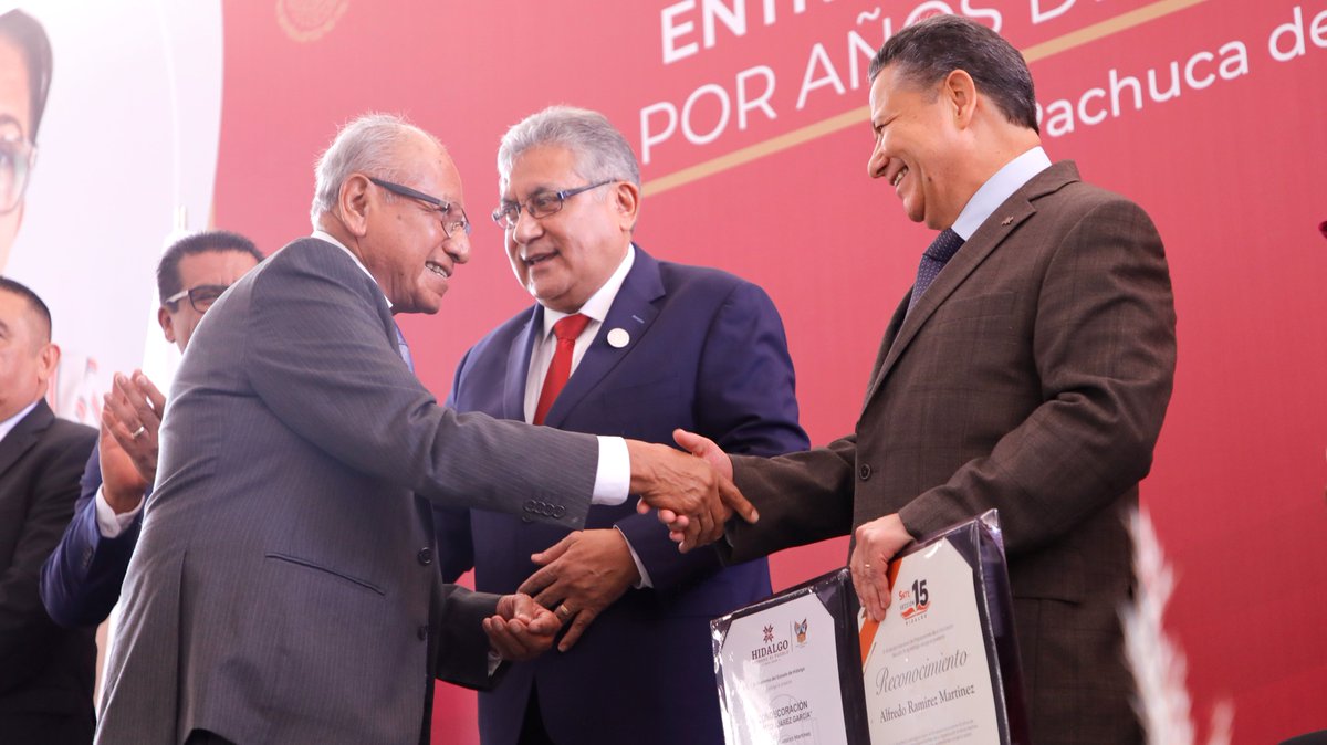 juliomenchaca_'s tweet photo. Mi reconocimiento a las y los maestros que han dedicado su vida a enseñar e inspirar a las y los estudiantes del estado.

Agradezco al SNTE la invitación a esta entrega de galardones como muestra del valor que tienen los docentes en nuestra sociedad.

#ConEducaciónHayTransformación