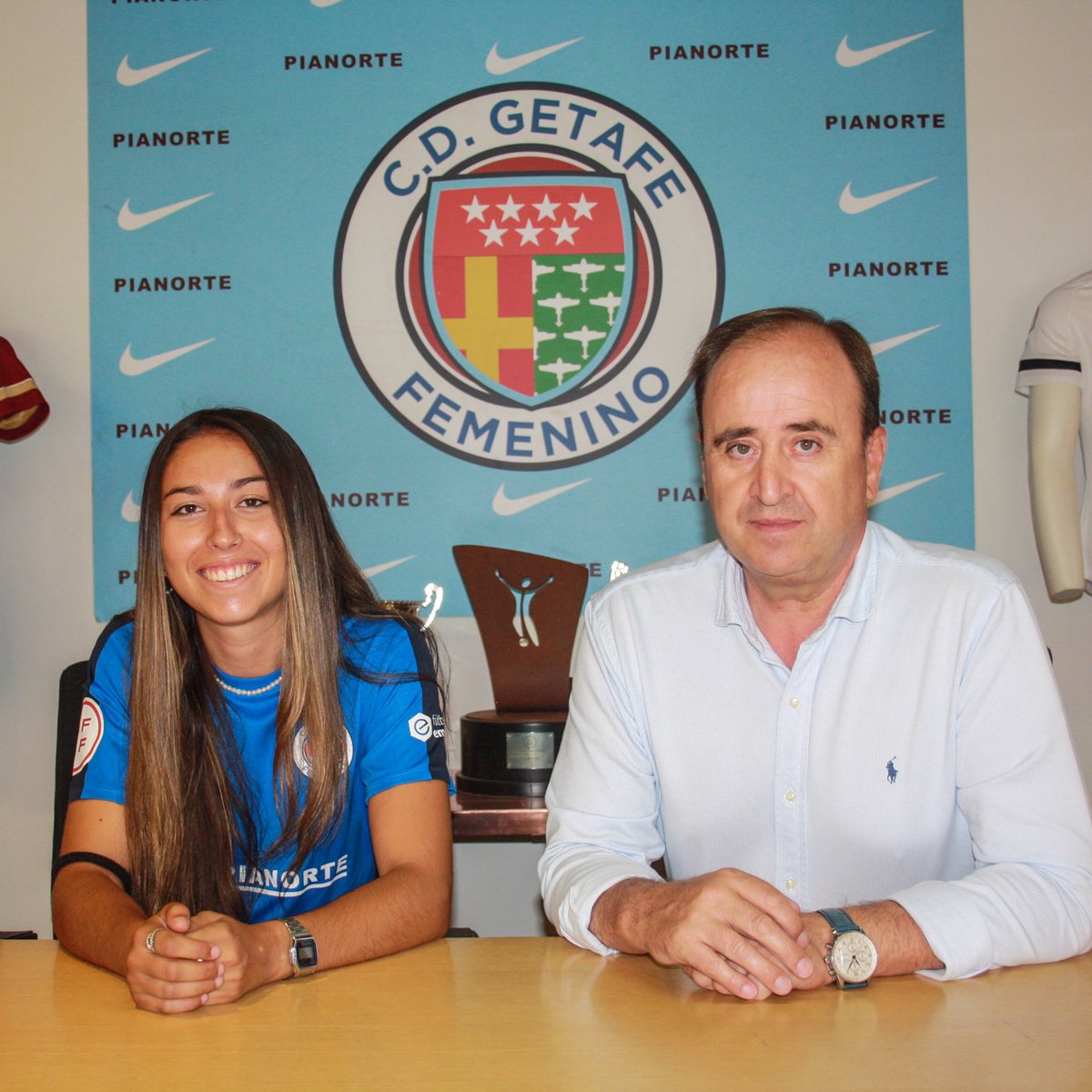 getafefem's tweet photo. 𝗥𝗘𝗡𝗢𝗩𝗔𝗖𝗜𝗢𝗡 𝗧𝗘𝗠𝗣𝗢𝗥𝗔𝗗𝗔 𝟮𝟬𝟮𝟰/𝟮𝟬𝟮𝟰💥⚽️

@miri_l10 seguirá defendiendo nuestro escudo tras realizar una gran temporada y siendo una pieza fundamental para el medio del campo🚂

VAMOS‼️💪🏼 https://t.co/wZEjQumGcO
