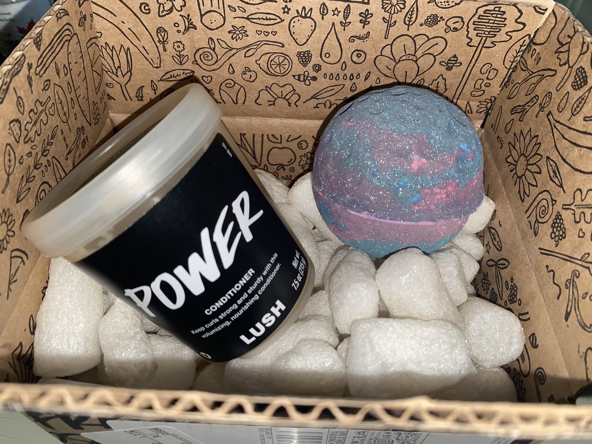 Sweet little package seriously this #powerconditioner smells exactly like turmeric latte 🙌🏻👌🏻☕️ can’t wait to try it out 🥰 and #asteroidbathbomb smells like grapefruit GOODNESS 🙃 I bet the bath art will be spectacular 🫶🏻☄️ #lushcosmetics #lushcommunity #lushxasteroidcity