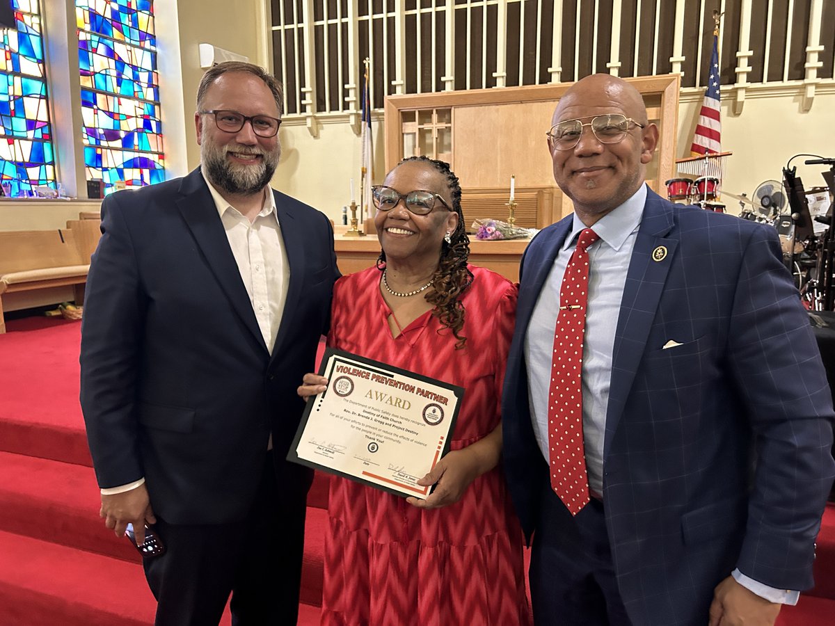 PghPublicSafety's tweet photo. This afternoon, Public Safety's STOP the Violence Office awarded Rev. Dr. Brenda J. Gregg with a Violence Prevention Partner Award for her efforts to prevent and reduce the effects of violence in her community.

Congrats and thank you for being a positive leader in @Pittsburgh! https://t.co/gmVo5jQ4hc