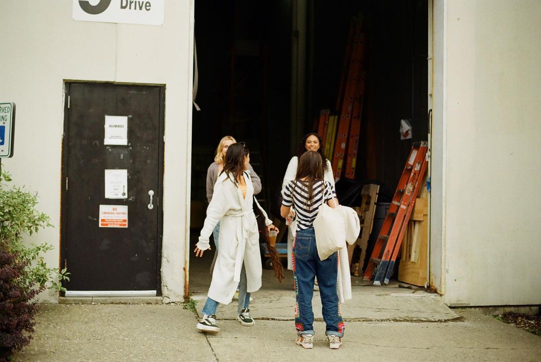 maiareficcobr's tweet photo. Maia Reficco, Bailee Madison, Chandler Kinney e Malia Pyles nos bastidores de Pretty Little Liars.

📸 Carito Blaquier via Instagram. https://t.co/I7USZ3J6G2