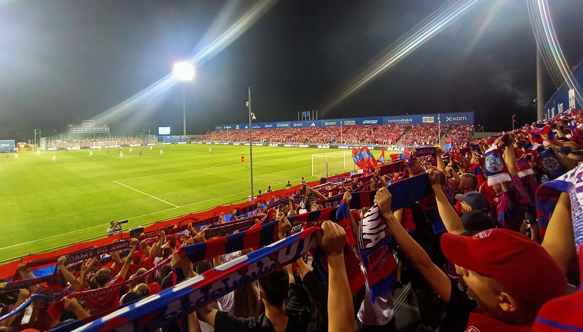 DanielsenAxedal's tweet photo. Surreal: Champions League football in a stadium that consists of only emergency stands. It has been one crazy experience in Częstochowa, Raków wins 1-0! 🇵🇱 #groundhopper #groundhopping #raków #RCZFCF #UCL #polska https://t.co/ZRI1ufDA7N