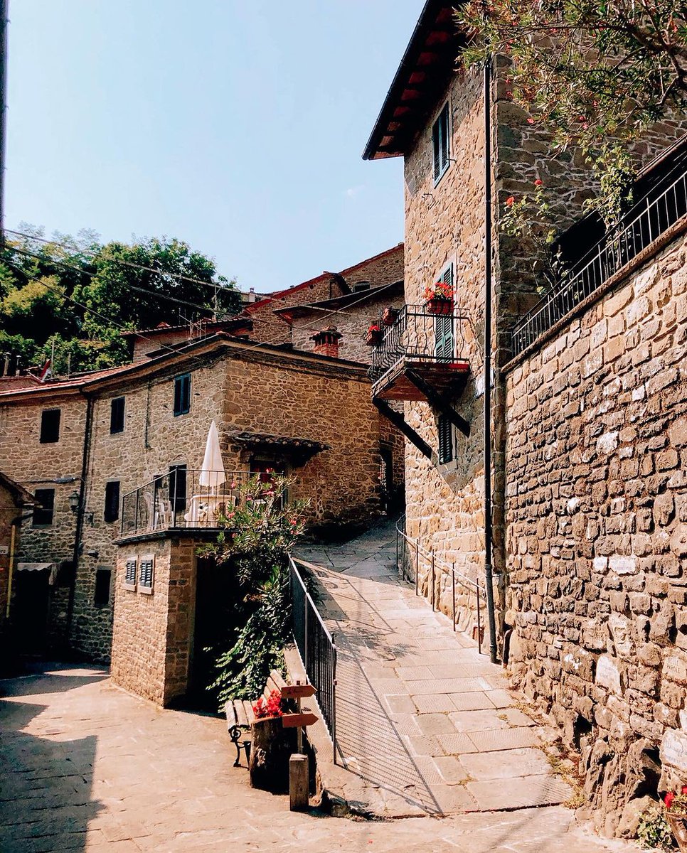 Pratomagno1's tweet photo. Sei mai stato a Raggiolo (AR) Questa è l'occasione per scoprirlo e iniziare una visita, specialmente in questo periodo per scappare dal caldo! Raggiolo è adagiato su uno sperone che domina la valle del torrente Teggina, nel versante casentinese del @Pratomagno1
By @BorghiToscana https://t.co/maFQp7hubF