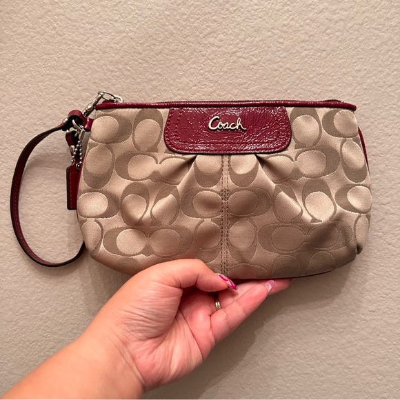 FibroFit's tweet image. So good I had to share! Check out all the items I'm loving on @Poshmarkapp #poshmark #fashion #style #shopmycloset #coach #nike #piumelli: posh.mk/sXkqhsp7lBb