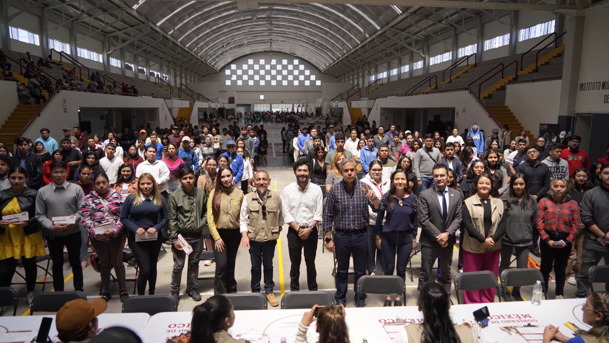 marathb's tweet photo. Las y los jóvenes del Estado de México serán pieza clave para recuperar la grandeza mexiquense.

Hoy entregamos tarjetas del @bbienestarmx a aprendices de @JovConFuturo en #Texcoco y #Ecatepec para que inicien su vida laboral. 

Nunca más un 🇲🇽 sin sus jóvenes.
#elfuturoesjoven https://t.co/Nhc1dSKdlo