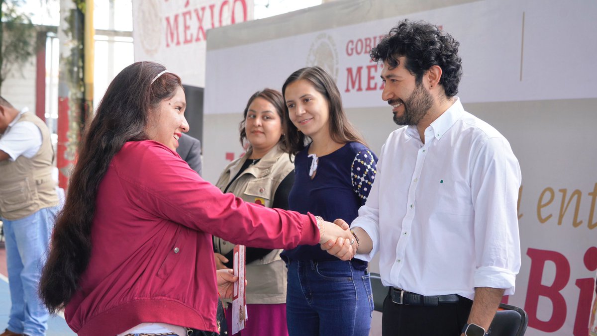 marathb's tweet photo. Las y los jóvenes del Estado de México serán pieza clave para recuperar la grandeza mexiquense.

Hoy entregamos tarjetas del @bbienestarmx a aprendices de @JovConFuturo en #Texcoco y #Ecatepec para que inicien su vida laboral. 

Nunca más un 🇲🇽 sin sus jóvenes.
#elfuturoesjoven https://t.co/Nhc1dSKdlo