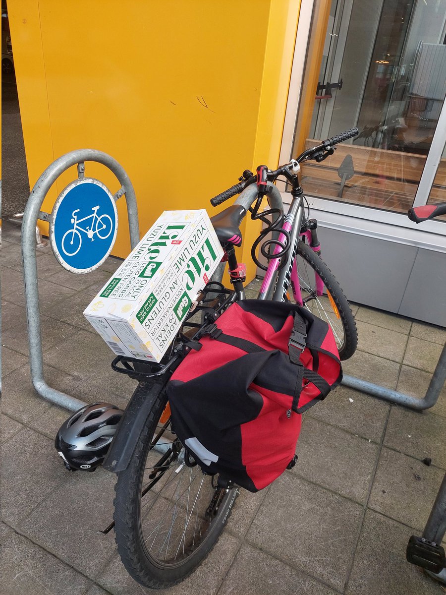 Skapandi vandamál krefjast skapandi lausna. Handfangið á bjór- og gosrútum passar á bögglaberafestinguna. Ekkert að þakka.