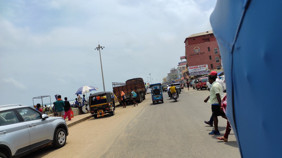 KaushikMeta's tweet photo. @odisha_tourism please plant more trees along side the Puri beach. It will help in reducing heat, increase beauty, reduce vehicular noise and also provide shelter to tourists and small shopkeepers. https://t.co/AEt7aZv1YY