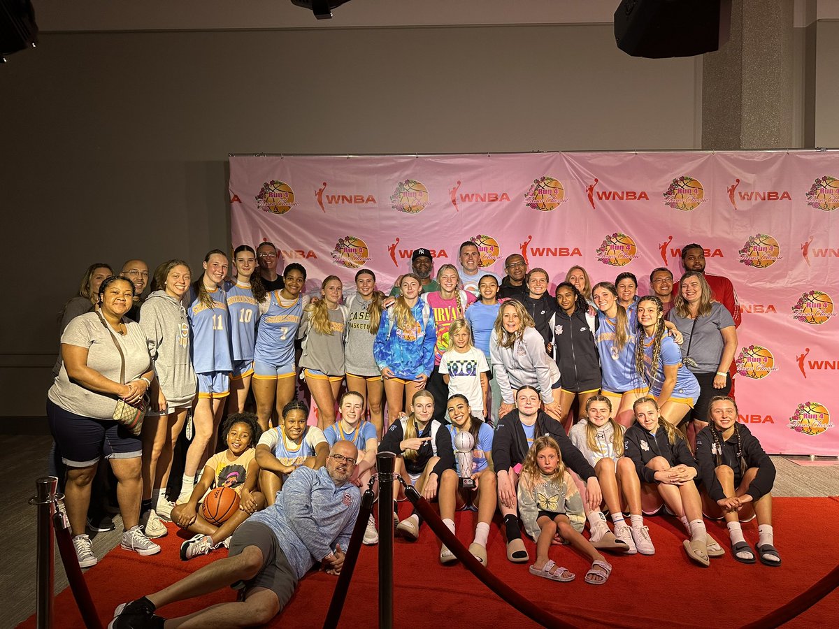 Everyone in on the U17 HGSL celebration!! 🧡💙 the organizational support!!! @TinyGreenNBS