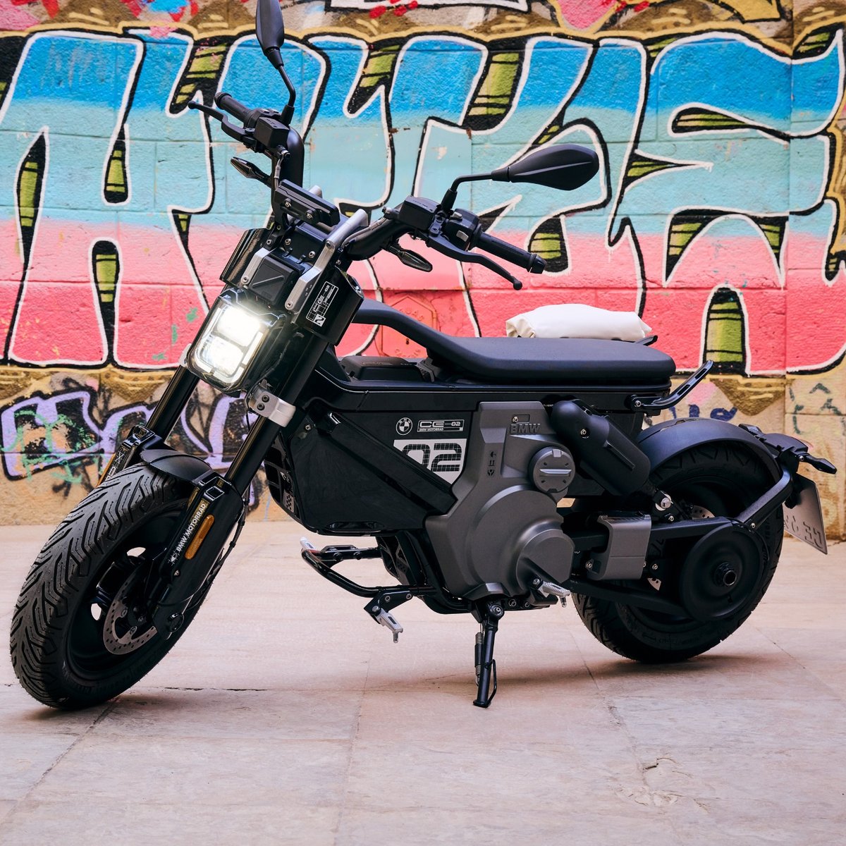 BMWMotorradUSA's tweet image. Challenging the status quo, the #BMWCE02 opens a whole new segment with its unique design.

It's defined by style, art, agility and infinite urban mobility! The new original way to getting from A to B.

#MakeLifeARide #PluggedToLife #BMWMotorrad