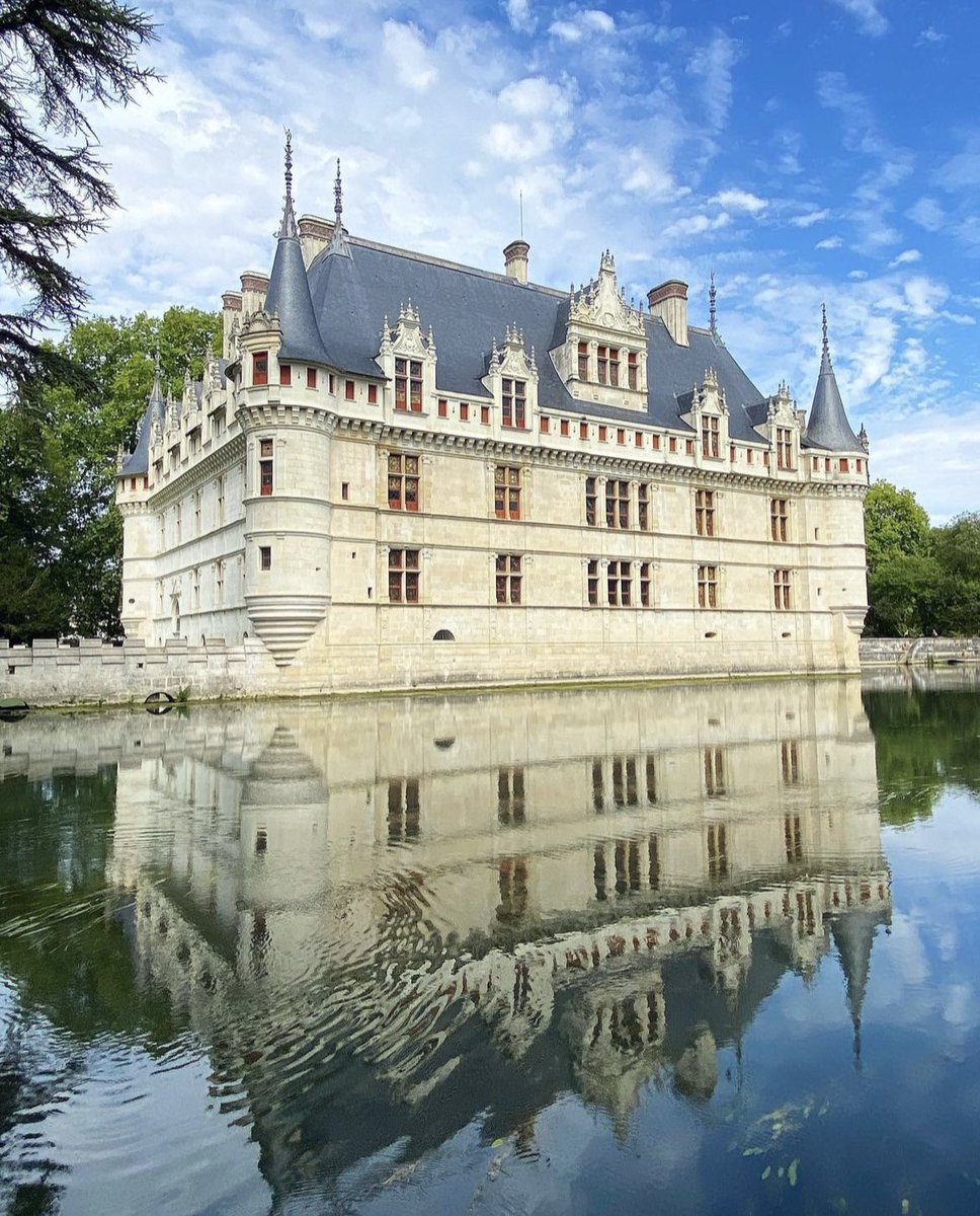 manonbna's tweet photo. @Culture_Crit Les Châteaux de la Loire 🏰💙 https://t.co/kzu4Ii3rnh