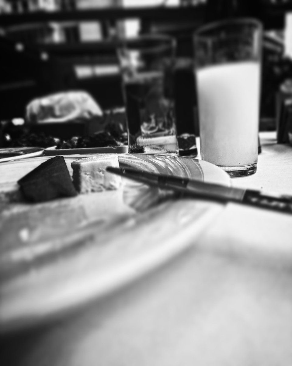 hellicopterman's tweet image. Bir duble rakıya bile üç cigara sığıyor da, sen bir gönüle mi sığamadın? Özlemi, kendinden tuzaklı…  ama ay yerinde, her şey yolunda…
Onur. #onurdaninciler