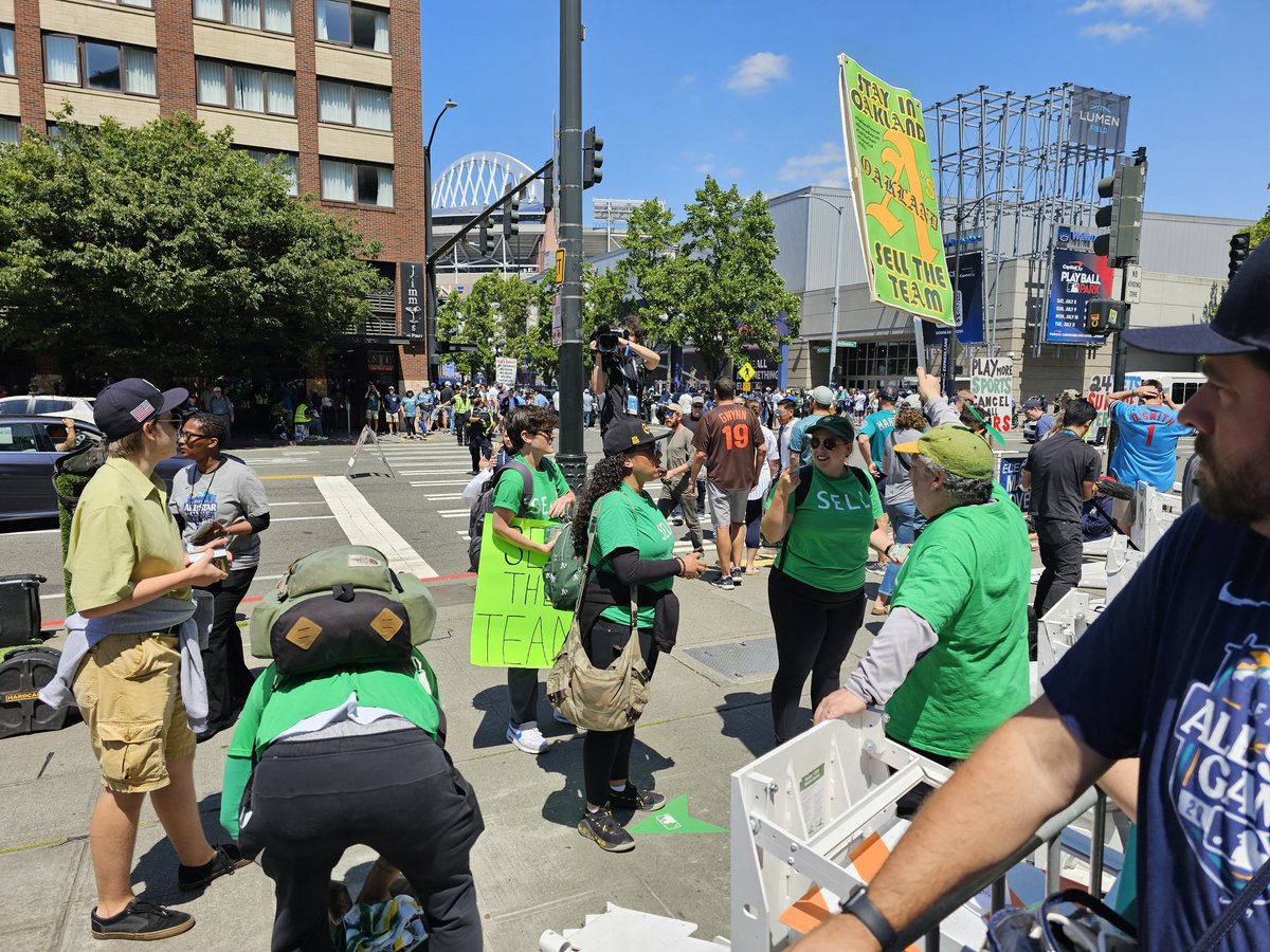 Sending this out on behalf of Oakland A's fans, and MLB fans. On behalf of @sonics fans here in Seattle who get it. 

1st Batter. Top of the 5th. Silent protest followed by 'Stay in Oakland, Sell the Team'.

#MLBAllStarGame
#OaklandForever
#ReverseBoycott
#FisherOut
#SellTheTeam