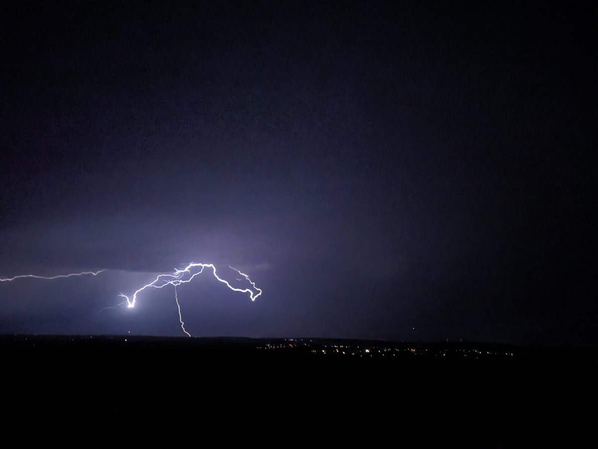 thoteusch's tweet photo. #Unwetter #gewitter #metzingen Schöne Aufnahme vom #Grafenberg aus. https://t.co/yDYkC5ERXP