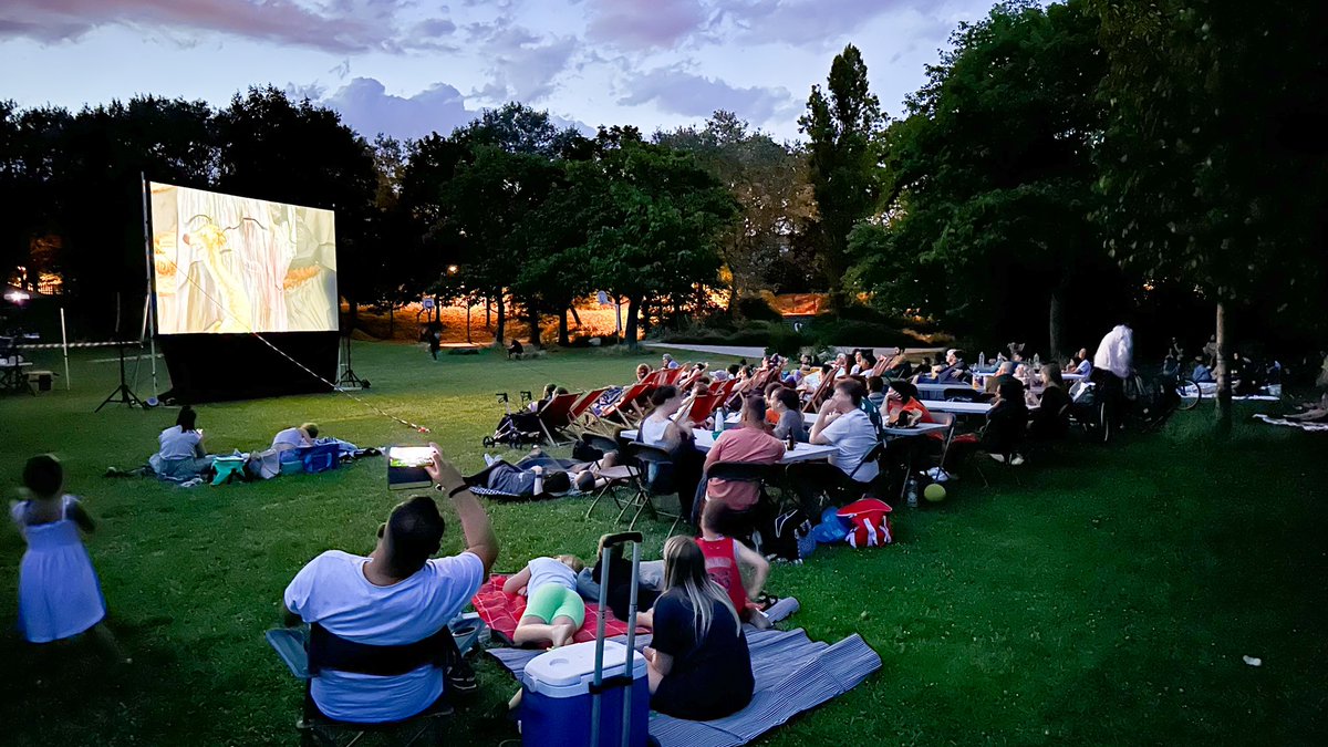 VilledeReims's tweet photo. Début de la séance du #Ciné en #PleinAir, avec la projection ce soir à #Murigny au parc Pierre Mendès France, de L’Âge de glace ! Prochain rdv : ce mercredi au square Henrot (Clairmarais-Charles Arnould) avec Le Mystère de la chambre jaune. #UnÉtéÀReims => https://t.co/tvbx7W8N6q https://t.co/T6lK6bFR3B