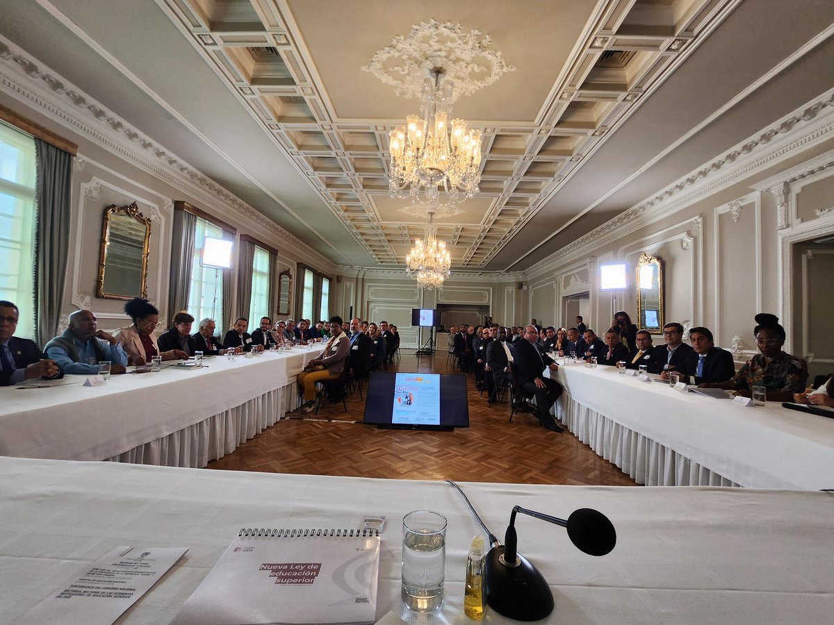 petrogustavo's tweet photo. Reunido con todos los rectores de las universidades públicas para la reforma de la ley 30 de educación Superior https://t.co/MfjiKG0Wuj
