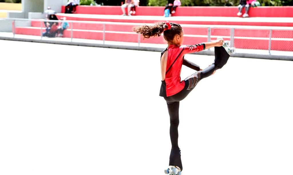ObrasQuito's tweet photo. ⛸️#ParqueCarollo| Contamos con una pista de patinaje de 2⃣0⃣0⃣ m. 

☑️Visítanos en la calle Matilde Álvarez y Mariscal Sucre de lunes a domingo desde las 05h00 hasta las 19h00

#QuitoRenace https://t.co/38cBNMqanW