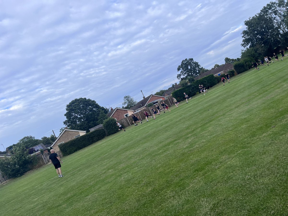 Cracking session put on by @TonyDance10 for @TheEarsham tonight some pleasant thoughts for both teams with friendlies lined up @daleoxborough 
Training returns 7pm next Tuesday #uptheotters #PreSeason #rightpreparation