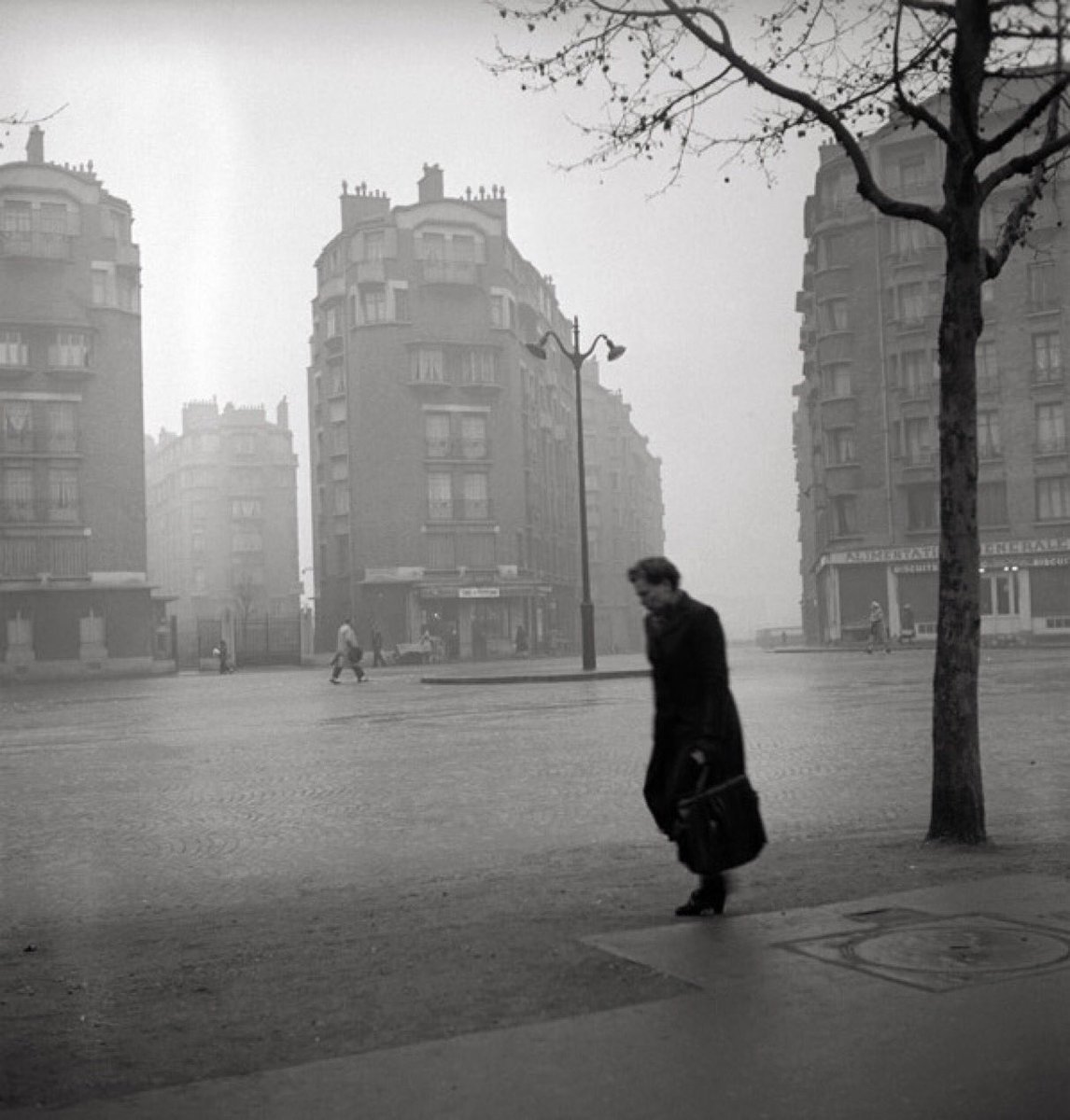 ‘As long as there is one upright man, as long there is one  compassionate woman, the contagion may spread  and the scene is not desolate. 
Hope is the thing that is left to us. (…) Hang on to your hope. And wind the clock, tomorrow is another day.’

E. B. White

📷 Evelyn Kahn