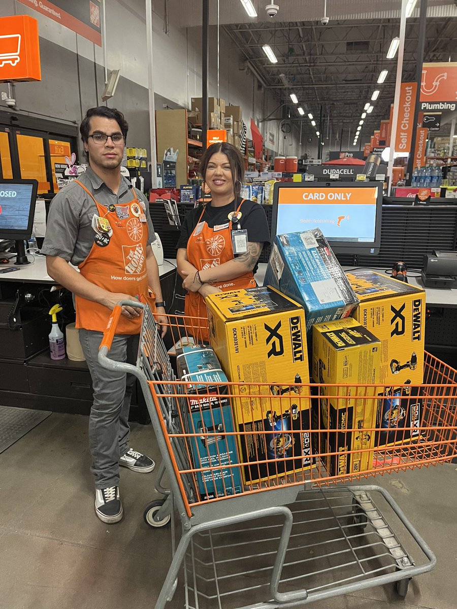 New month, new cashier shrink training. Role playing gift card scams, cash scam, pit stop plays but pretending to be a difficult customer is my favorite 😃. Tissa just had her 30 day check-in and rocked pit stop play! <a href="/zeeepee/">Zinnia Padilla</a>