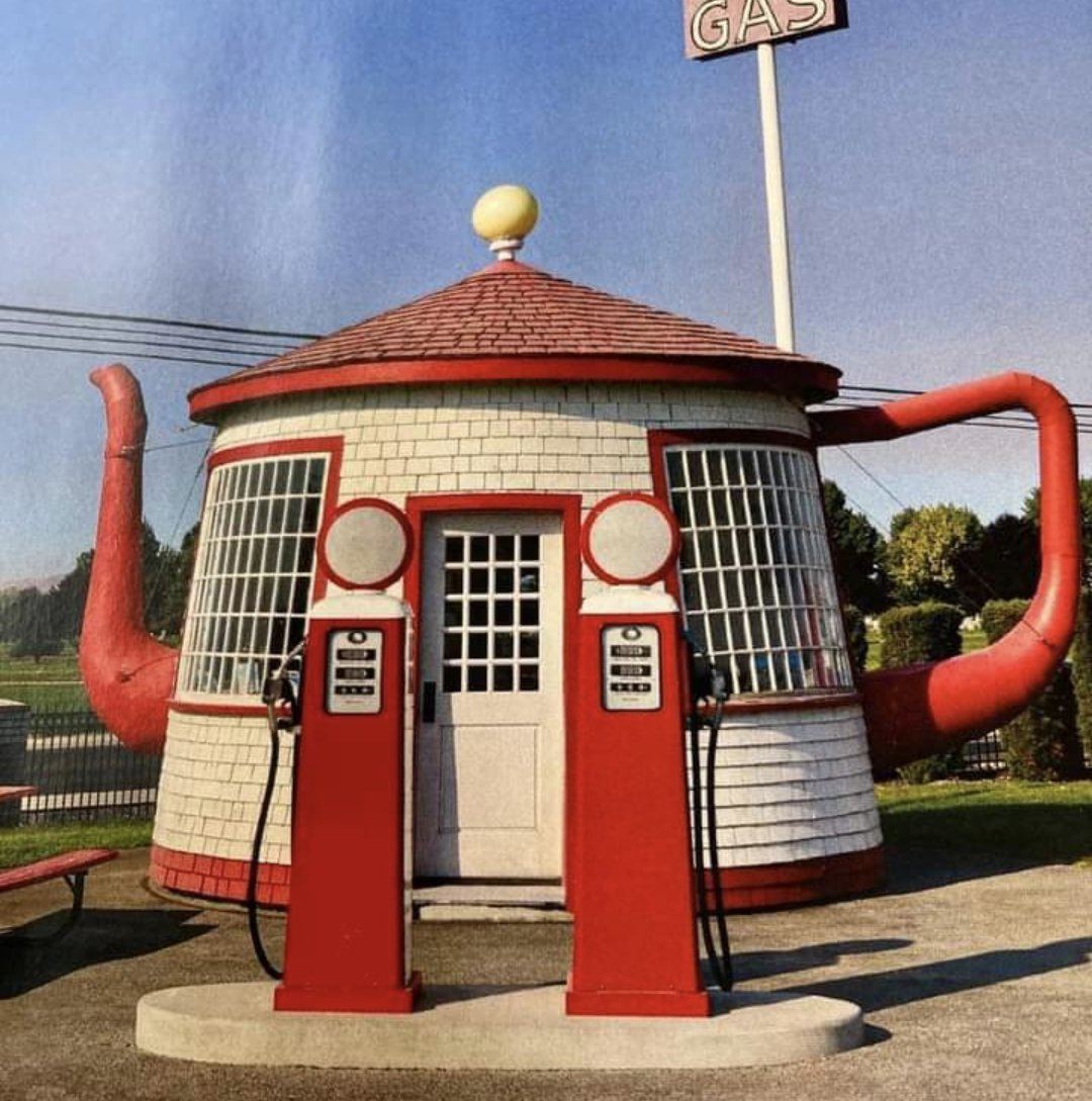 🫖 Teapot Tuesdays! Teapot Dome service station in Zillah, WA. A fill-up there might leave you feeling a little gassy!
#teapottuesdays #roadsidekitsch #authorswhodrinktea #berylbluetimecopseries #everytimewesaygoodbye <<<coming at some point this century who knows