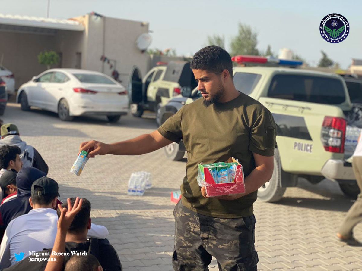 1/2 #Libya 11.07.23 - Units of Western Region Support Forces raided a smuggler's "stash house" in Zuwara area and apprehended a large group of undocumented #migrants of different nationalities who were readying for boat crossing. #migrantcrisis #DontTakeToTheSea #seenotrettung