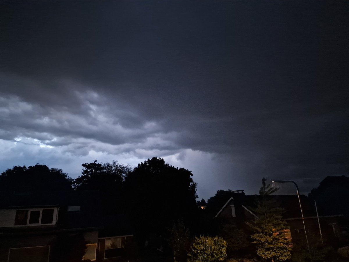 Donkere lucht met regen boven Rhenoy en af en toe een lichtflits
#rhenoy #westbetuwe #onweer