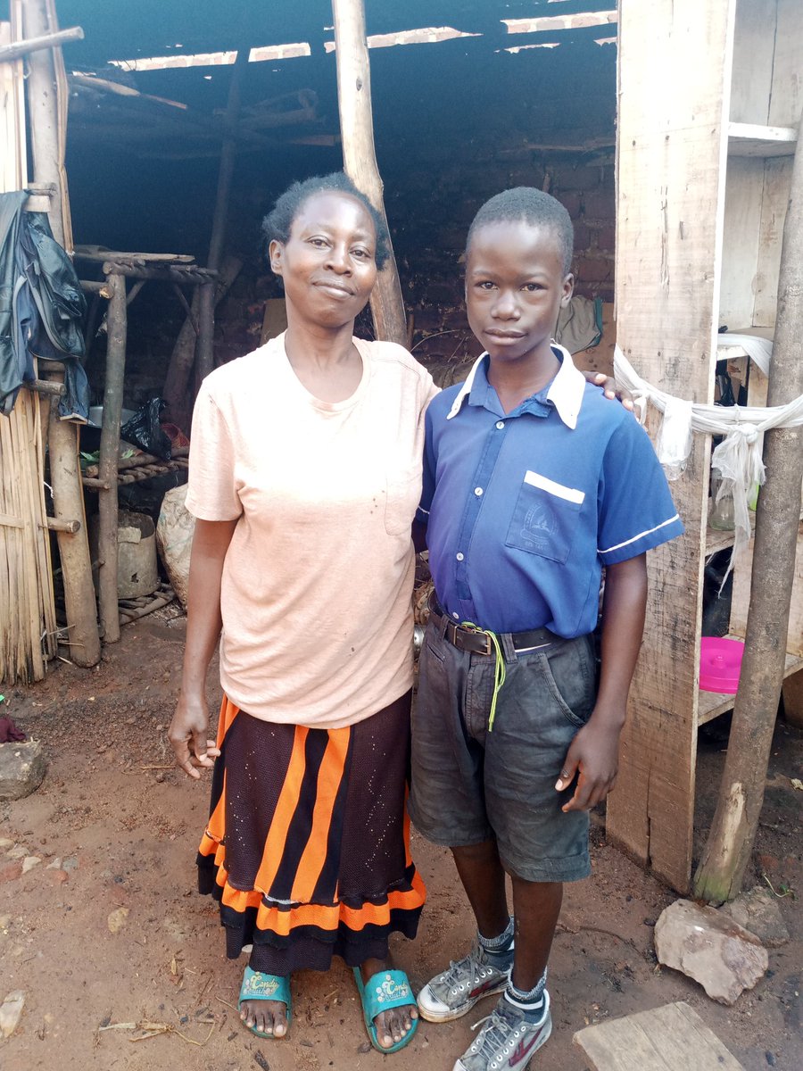 EssieOlives's tweet photo. During my home visits, I found a young boy who had quit school because his classmates always trolled him for poor performance to the extent of calling him funny names. I talked to him and here we are, he is back to school. His dream is to become a TEACHER. Glory2GOD🙏
@TEACH4UG https://t.co/ZK2vZCzJ7K