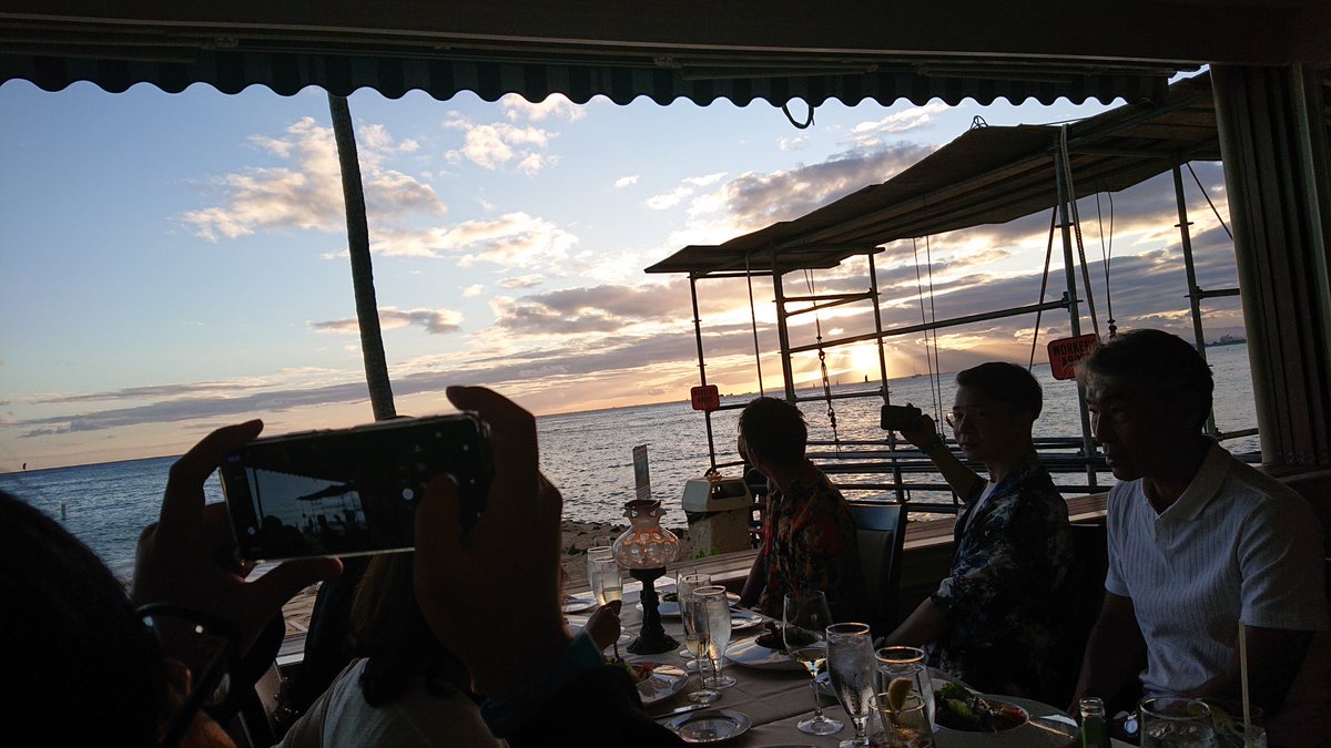 DKatoCCBS1's tweet image. ハワイから帰国、一晩経ち日常に戻ります。一番の思い出はパーティー開幕の役員・企画メンバー・有志で編成された「Team Michael」による「Beat It」のフラッシュモブ。 一体感・躍動感・感謝といったテーマが盛り込まれた素晴らしい内容。全ての人達・ものごとに感謝。Mahalo!! #JBGroup #Hawaii