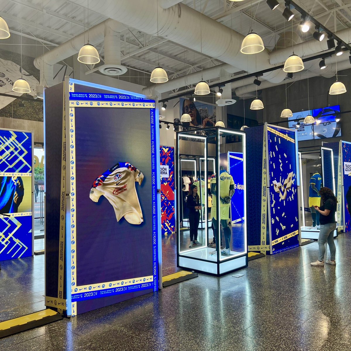 INTUS_TV's tweet image. En este pequeño álbum les mostramos una de nuestras últimas colaboraciones con Nike: el lanzamiento del nuevo jersey del Club América. 📌

#INTUS #InteractiveDesign #AudiovisualExperience #ImmersiveExperience #InteractiveExperience