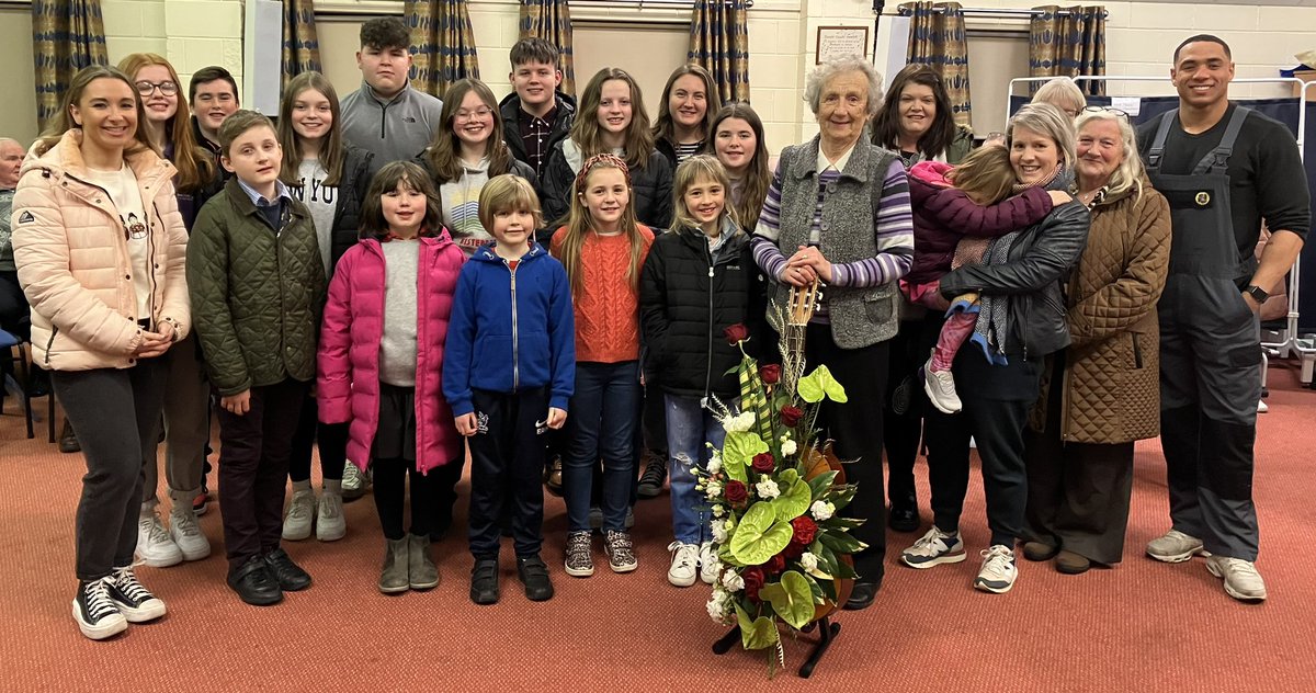 bytholwyrdd's tweet photo. Cafodd Janet dipyn o sioc yn ystod un ymarfer nôl yn mis Mawrth a braf oedd gweld teyrnged ieuenctid yr ardal @Urdd @UrddCeredigion @BedyddGogTeifi ar y rhaglen #YSguborFlodau @S4C heno #HalenYDdaear “Chi’n seren” ⭐️ #menywsbeshal #Diolch https://t.co/JwtWx0svDS