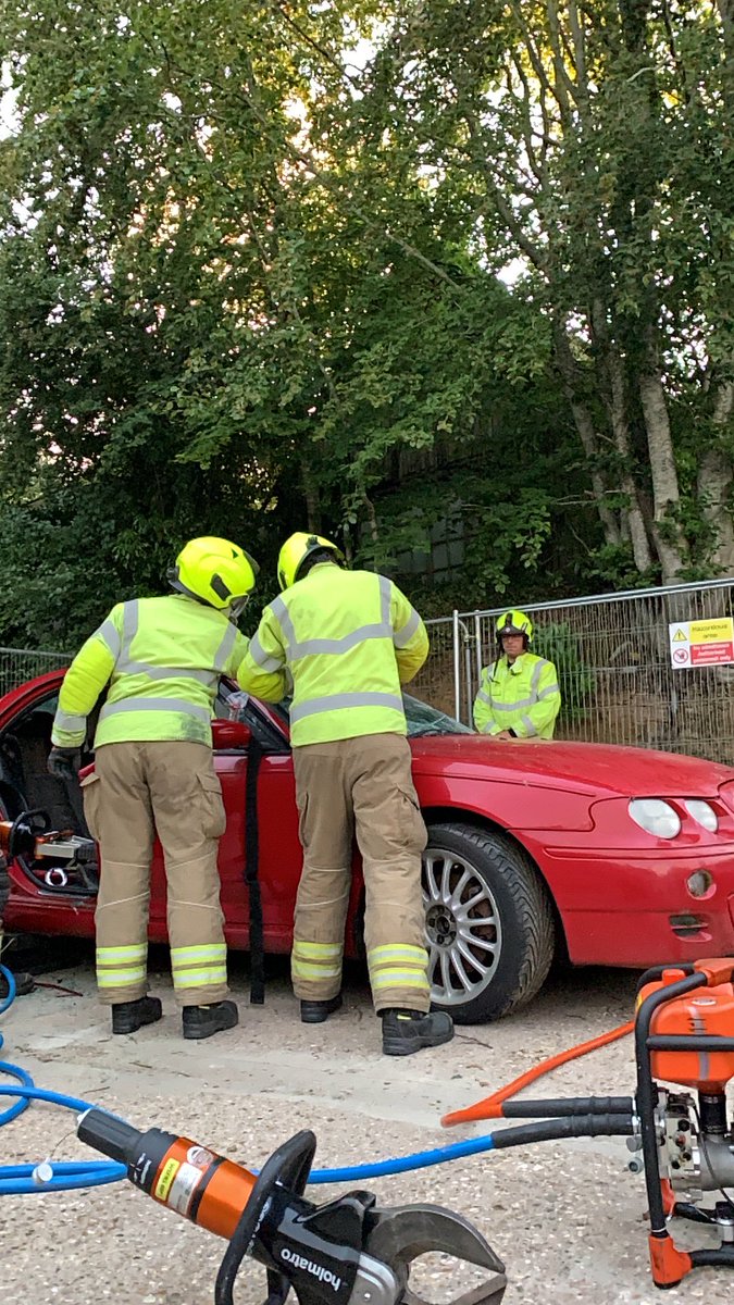 Our crews worked alongside @WSFRS60 this evening. We simulated an RTC and worked with simultaneous activity to stabilise, gain access and extricate a casualty. Some good learning points and discussions had. Failing to prepare is preparing to fail!