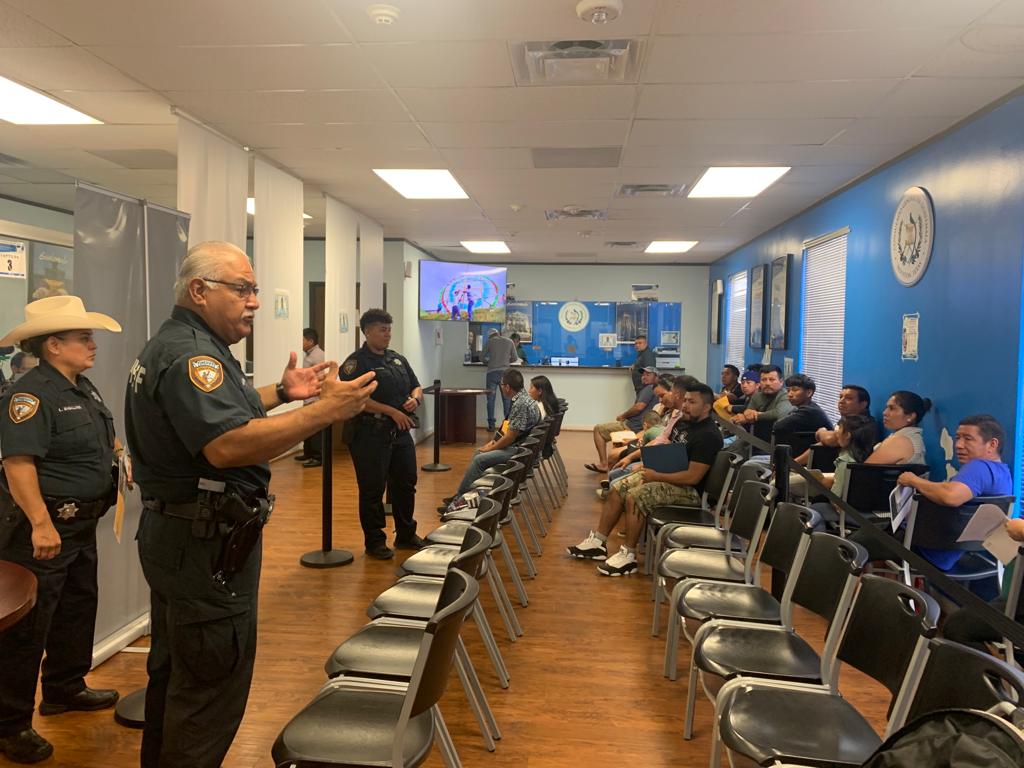 ConsGtHoustonTx's tweet image. @Conshouston Agradecemos el apoyo del #HarrisCountyPublicHealth, llevando a cabo la 2da Jornada de Vacunación Gratuita para los connacionales que visitaron el Consulado General, al Programa Unidos #SheriffsOffice, #HoustonAreaWomensCenter por las pláticas y #PolloCamperoUSA