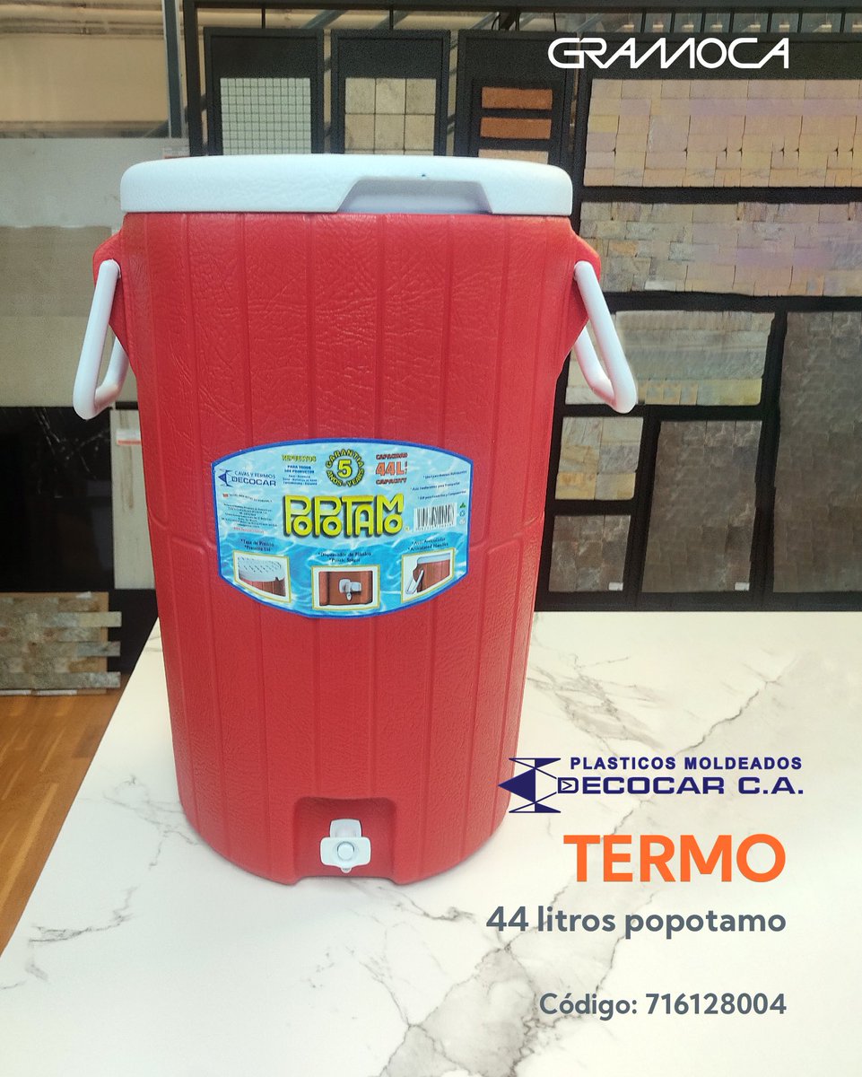 La presentación del termo tiene una capacidad de 44 litros, lo que es ideal para llevar a un día de picnic o un paseo en familia a la vereda del lago, cualquiera que sea el plan, es una excelente opción para almacenar bebidas o hielo